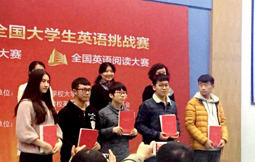 阅读比赛一等奖获得者汤思乔同学(前排中)上台领奖