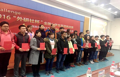 阅读比赛三等奖获得者宋双双同学(前排左六)上台领奖