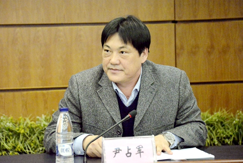 反腐倡廉大讲堂由校党委常委、纪委书记尹占军主持