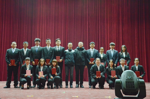 获奖选手与老师合影