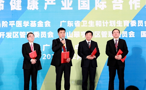 王喜军教授(左二)发表获奖感言