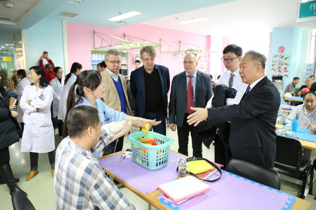 匈牙利代表团参观我校附属第二医院本部康复中心
