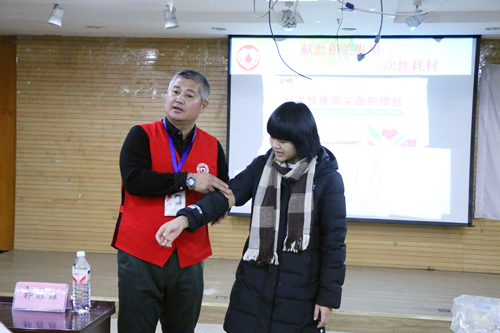 全国优秀志愿者、全国无偿献血志愿者终身荣誉奖获得者、哈尔滨市道德模范王晓明老师作讲座