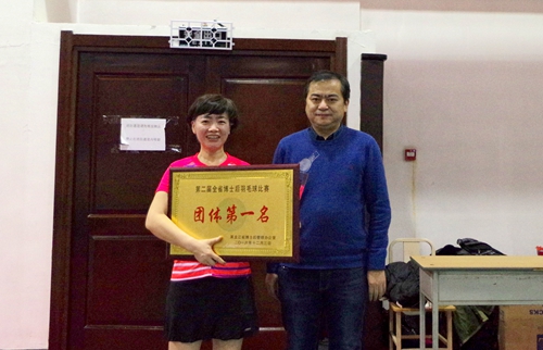 团体第一名获奖代表领奖