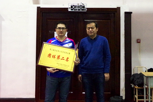 团体第二名获奖代表领奖