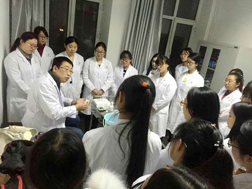 老师为同学们讲解实训操作要点