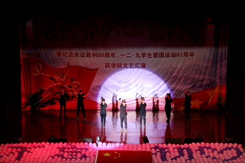 现代舞《红旗飘飘》