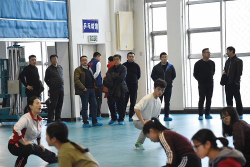 观摩体育课教学