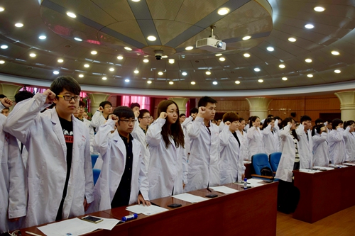 全体学员共同宣读《黑龙江中医药大学班级心理委员誓词》