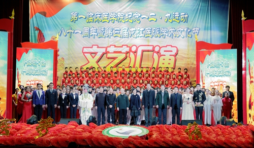 校党委副书记姚凤祯、相关部门负责人与师生合影