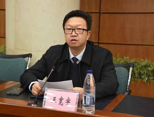 王宽宇代表校民盟第六届委员会作工作报告