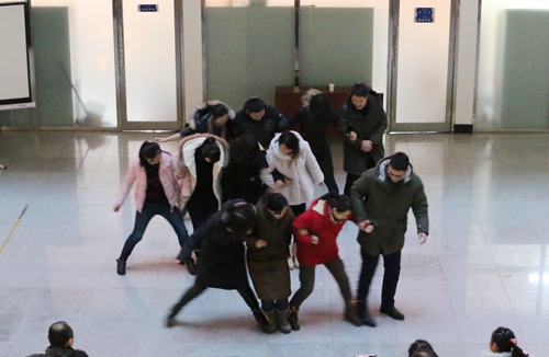 比赛项目“四人五足”