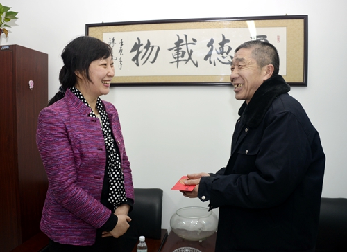 校党委常委、工会主席乔广霞(左)慰问困难职工代表