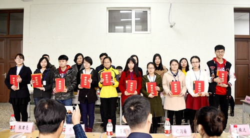 “2016年度优秀学生记者”获奖者上台领奖