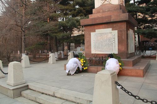 3月28日,第二临床医学院副处级学生辅导员冷德生老师带领2016级全体同学来到哈尔滨烈士陵园开展祭扫烈士墓活动