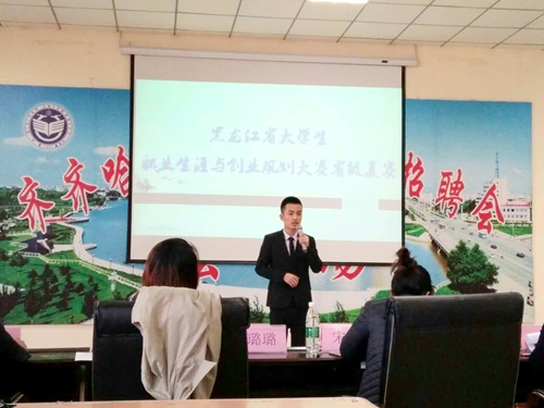 我校人文与管理学院2015级张可新同学在比赛中