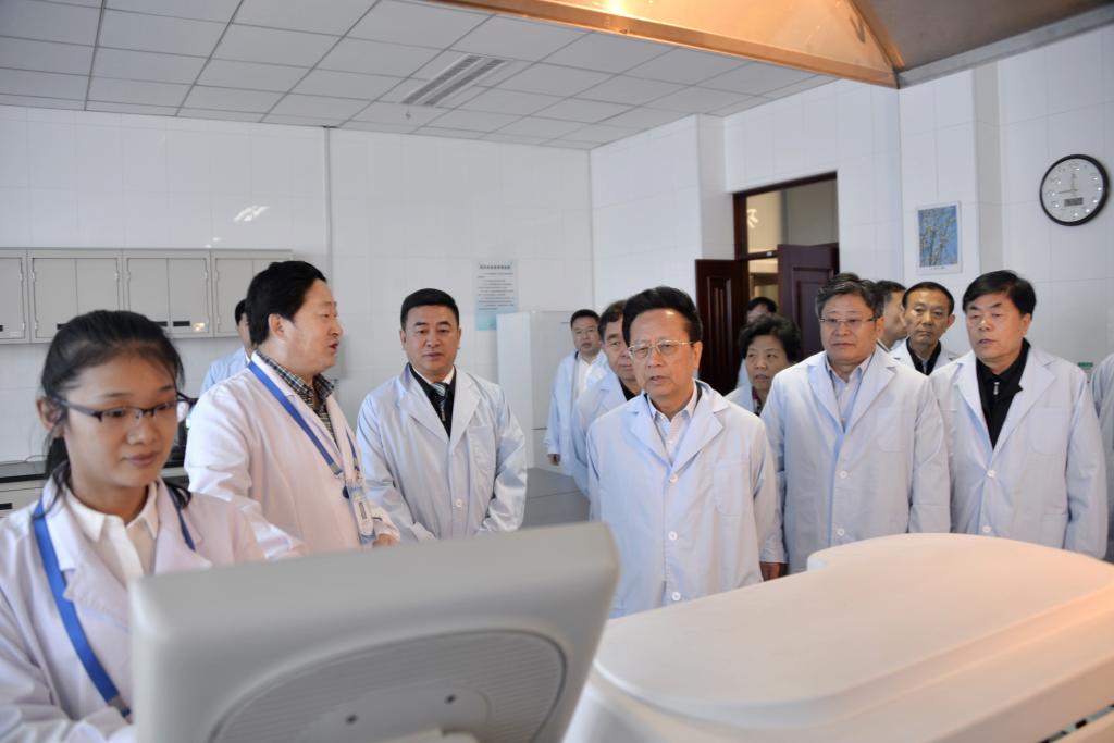 检查组一行在我校药物安全性评价中心检查指导