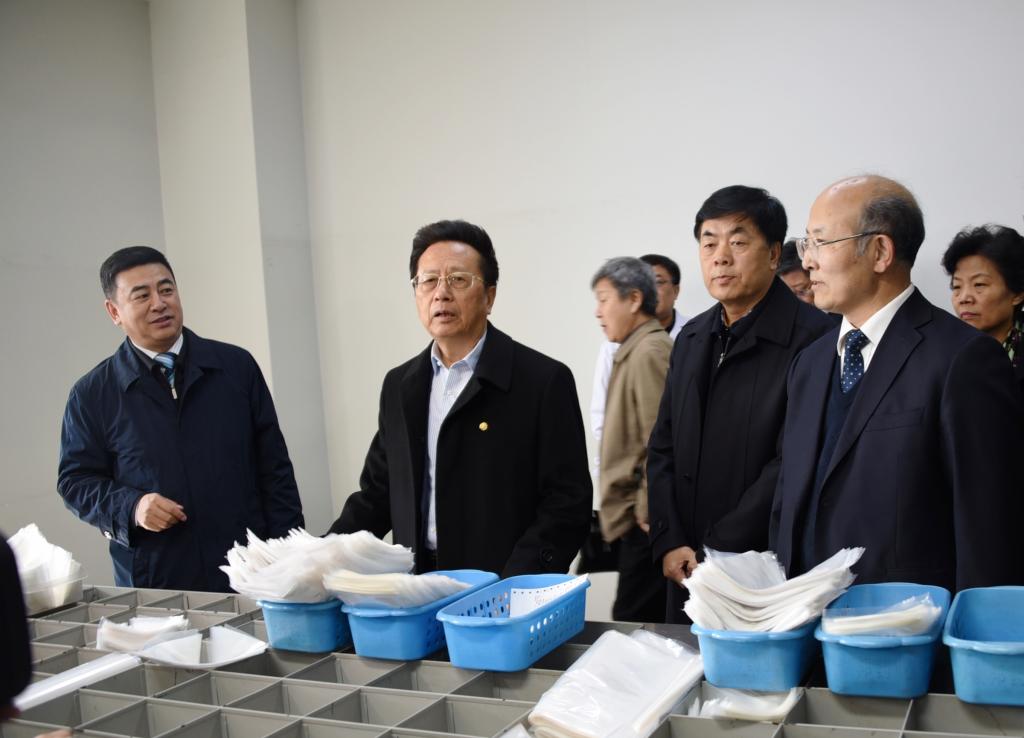 检查组一行在我校附属第一医院门诊药局检查指导