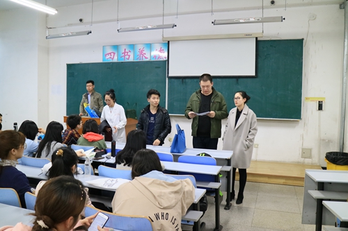 辅导员对学生上课出席情况进行检查