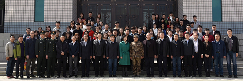 参加活动全体师生和部队有关负责人在苏宁烈士纪念馆前合影