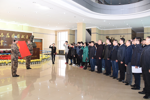 我校师生党员代表在苏宁烈士雕像前庄严重温入党誓词