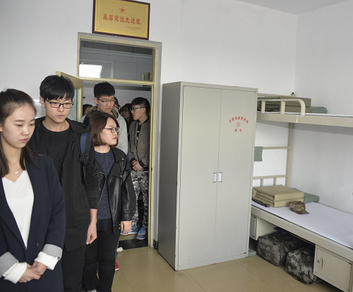 我校师生代表参观军队营房