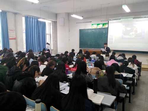 学生干部在主题班会宣讲不良网络贷款的危害