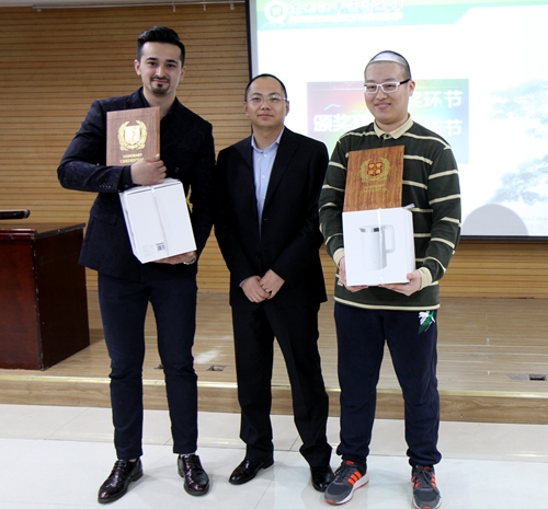 第一临床医学院副书记、副院长丰光(中)为一等奖获得者颁奖