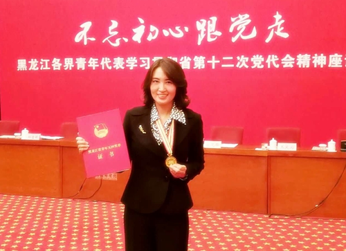 第二临床医学院副院长张淼在颁奖现场