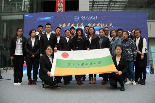 我校获奖代表在比赛现场合影