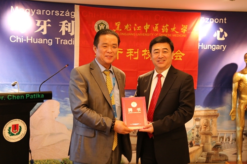 孙忠人校长为匈牙利校友会秘书长陈震颁发聘书