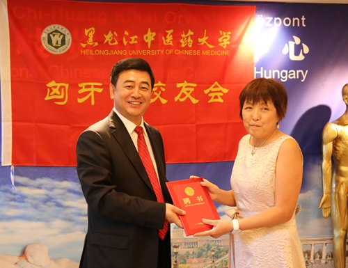 孙忠人校长为匈牙利校友会副会长赵晓梅颁发聘书