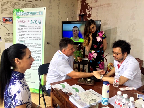 我校附属第一医院针灸三科滕伟为国外展商把脉