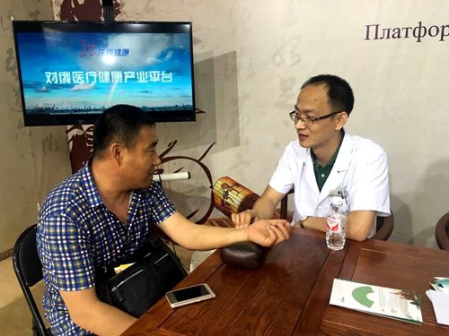 我校附属第一医院针灸四科魏来为参观市民诊断疾病