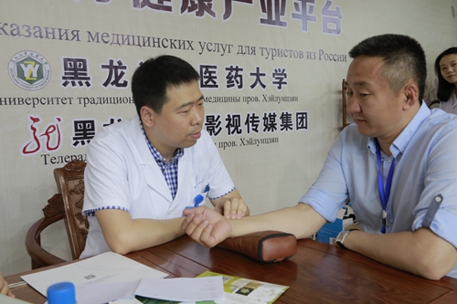 我校附属第一医院针灸一科包宇为参展商把脉