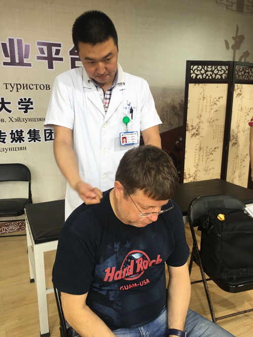 我校附属第一医院康复科徐宁为俄罗斯患者做手法按摩