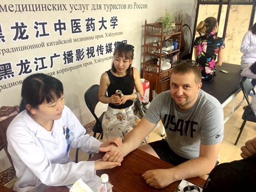 我校附属第一医院针灸二科孙士红为外国友人诊断疾病