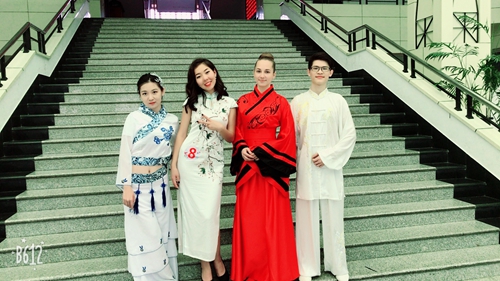 我校参赛选手在比赛现场