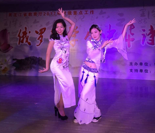 我校留学生萨拉娜(俄罗斯)、卢美希(中国)表演的诗词《水调歌头》