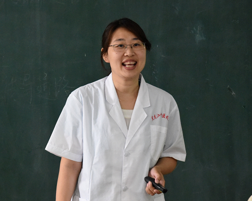一等奖选手基础医学院张玉瑶老师在比赛中
