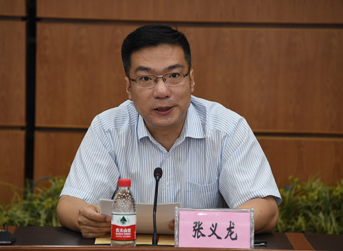 省委组织部副部长张义龙同志宣读省委《关于王福学同志任职的通知》