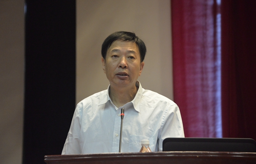 教育部高等学校中医学类专业教学指导委员会秘书长、天津中医药大学周桂桐教授代表中医学类、中药学类专业教学指导委员会在开幕式上讲话