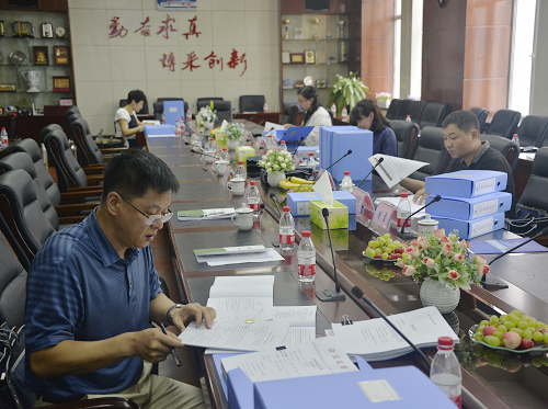 检查组对学校申报全国文明校园的支撑材料进行审核