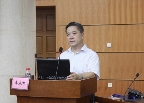 教育部高等学校中药学类专业教学指导委员会秘书长、我校李永吉教授作题为《专业培养目标与课程建设》的讲座