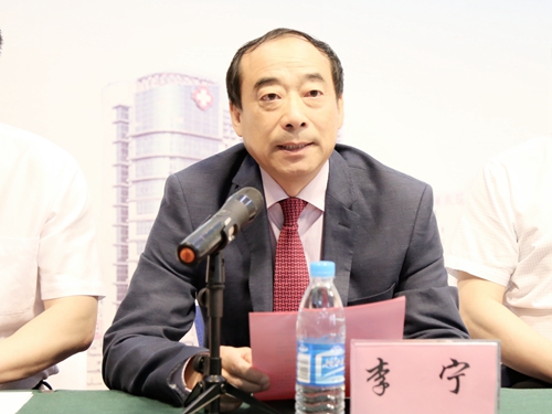 中华中医药学会养生康复分会主任委员李宁主持开幕式