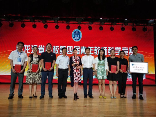 省教育工会主席于晓东(右五)与我校教师代表合影