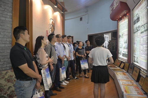 全体与会人员参观我校校史馆和高仲山先生纪念馆