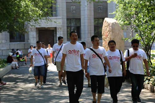 校友们参观校园