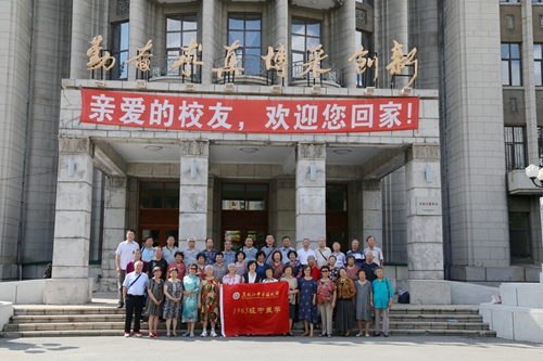 1965级中医学专业校友值年返校合影