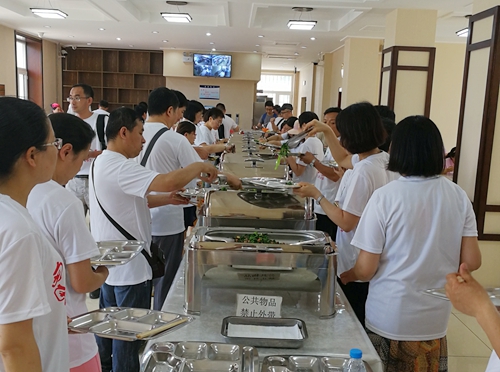 校友们在食堂用餐